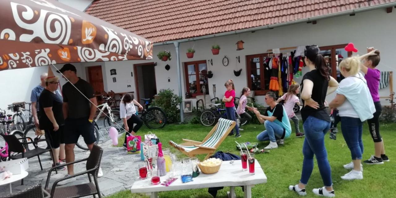 Penzion A Hospoda Na Statku Hluboká nad Vltavou 외부 사진